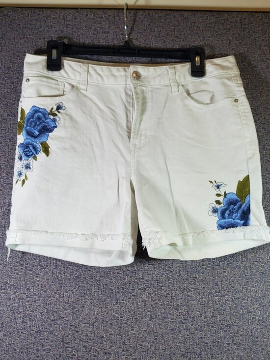 Kensie Pants - Kensie White Denim Shorts with Blue Embroidered Flowers Size 10 / 30